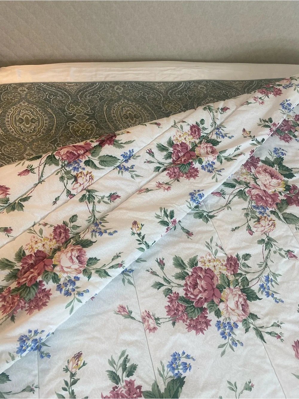 Fieldcrest Vintage Floral Quilted Comforter in White, Pink & Green Queen